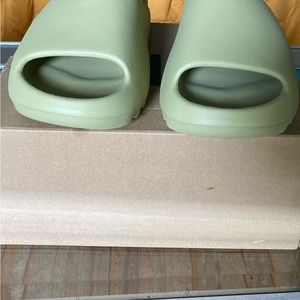 BRAND NEW! NEVER WORN. Did not fit my Son. Size 10 US Mens. Color is Resin.